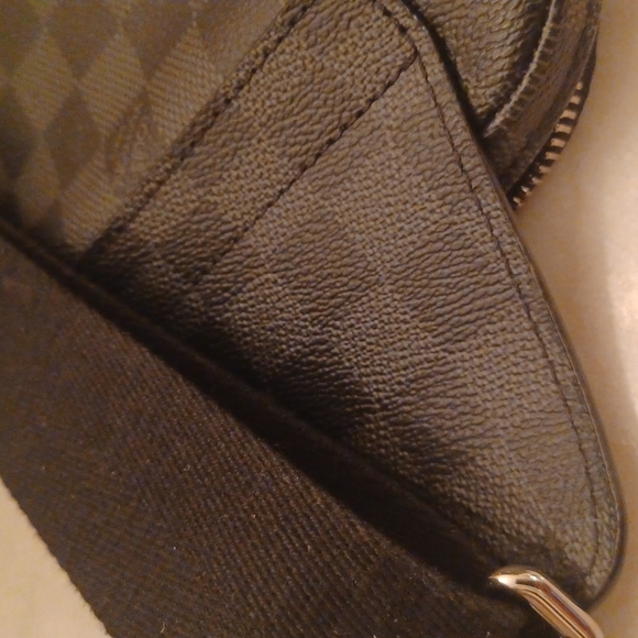Louis Vuitton crossover bag are bum bag - Picture 7 of 12